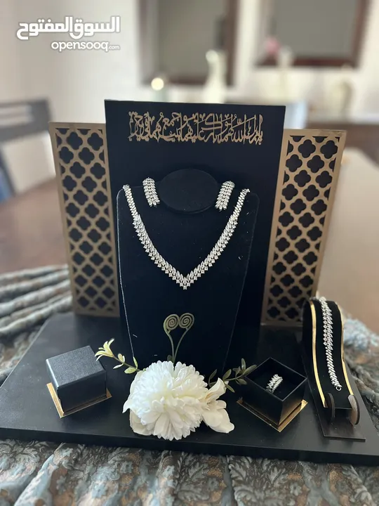ستاند شبكة لون أسود مخملي مميز بزخارف ذهبية شبه جديد مستخدم مرة وحدة والله يبارك لصاحب النصيب