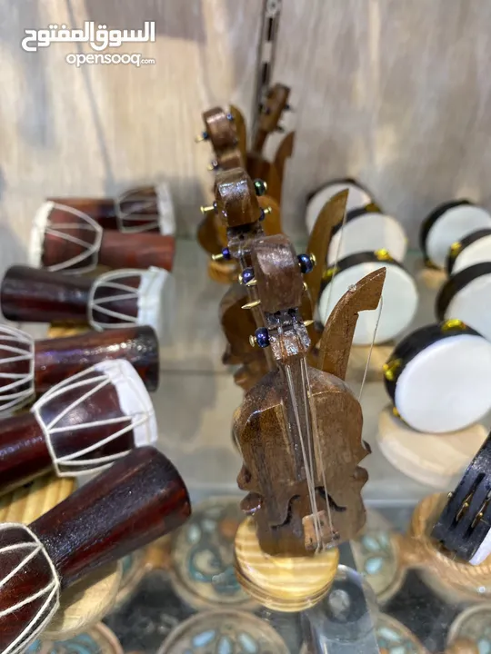 تحف على شكل الالات موسيقة
