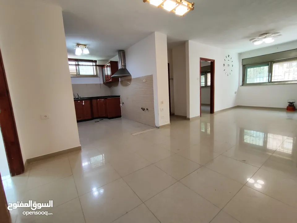 شقة صغيرة غير مفروشة مع ساحه للايجار في سطح مرحبا
