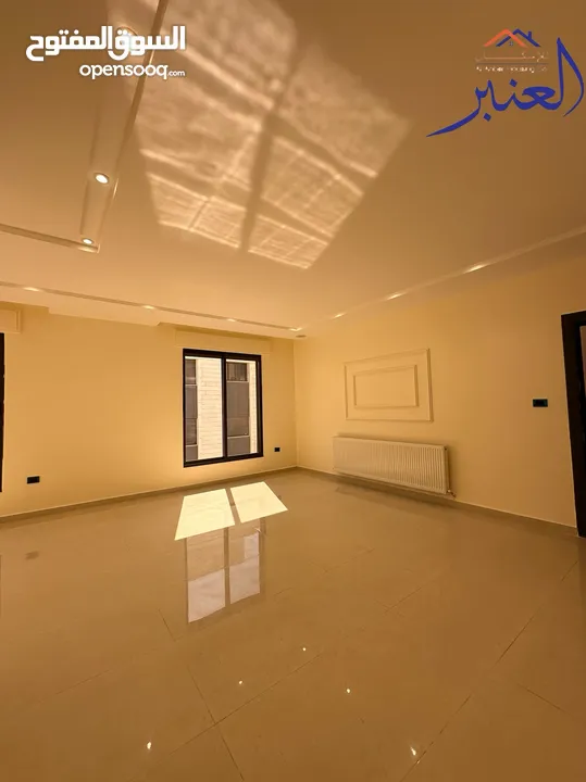 شقة ثالث مع رووف / 4 غرف نوم مساحة 248م2 بأم زويتينة