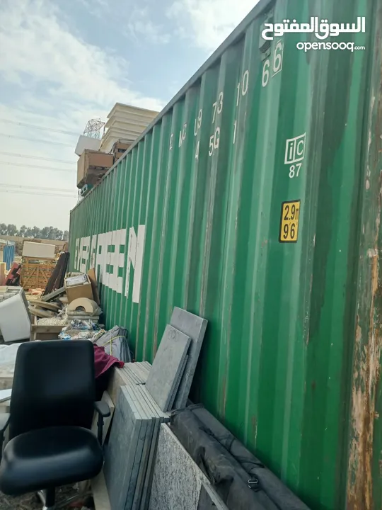 يوجد جميع انواع الحاويات للشحن والتخزين وجميع الاغراض20 قدم 40 قدم للبيع