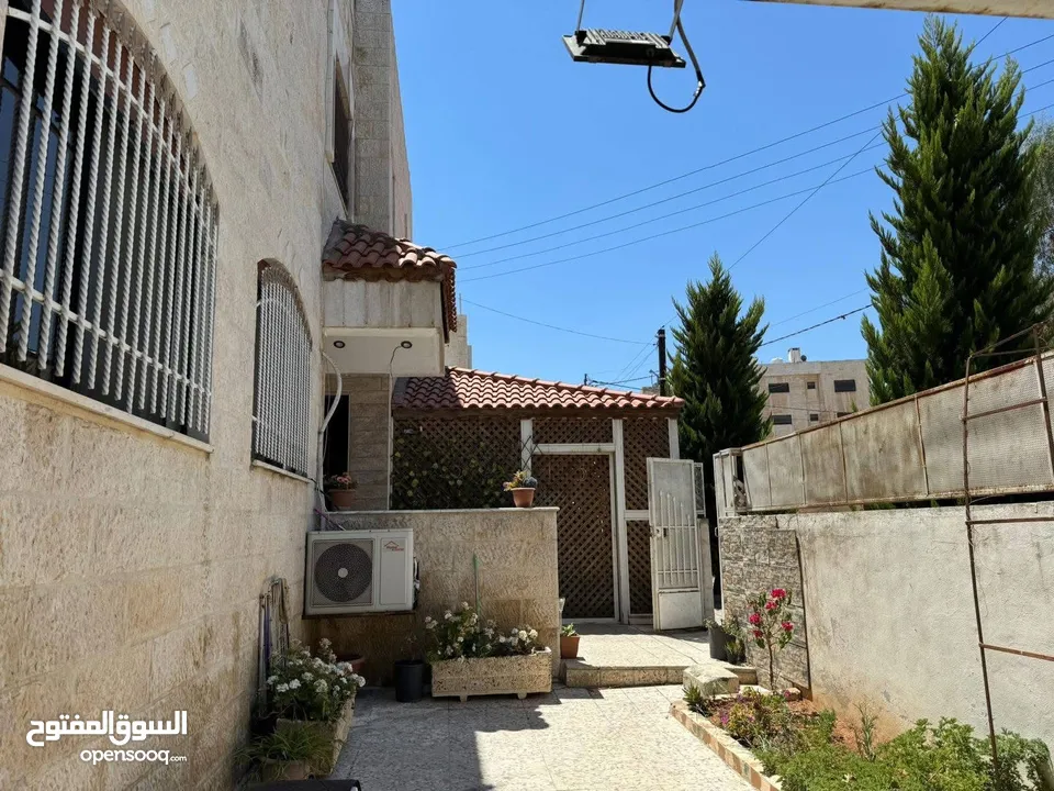 منزل مستقل طابقين بتشطيبات مميزة وموقع مميز للبيع
