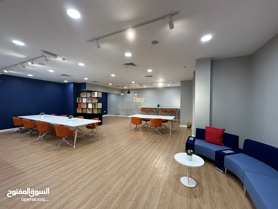 4 Desk Office Space in Business Center in Qurum