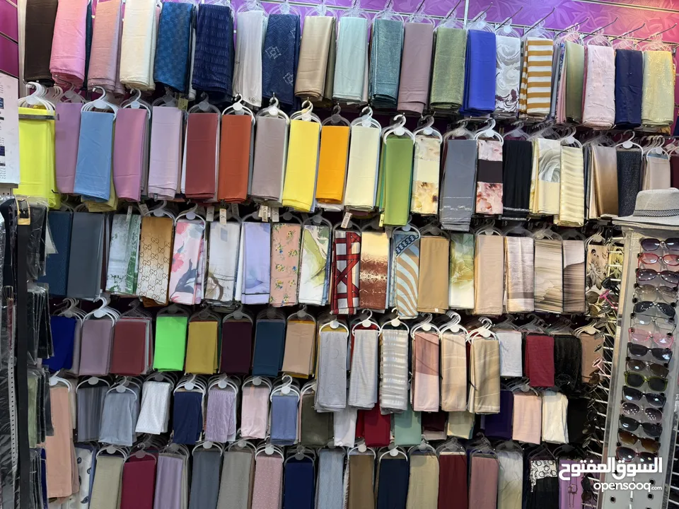 محل تجاري عطور ومكياج وشالات بسوق الوحدات