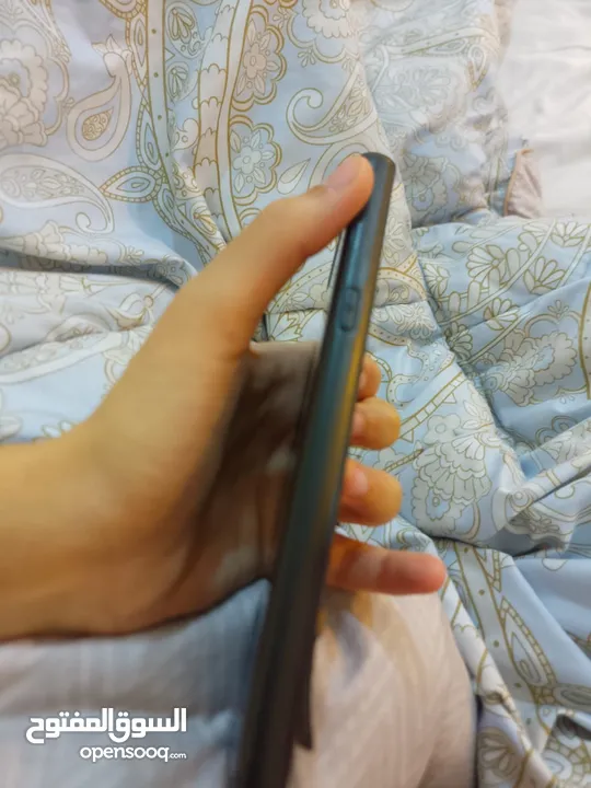 جهاز سامسونج نوت مع قلم لون اسود استعمال خفيف أقل من سنه مع كفر مجانا