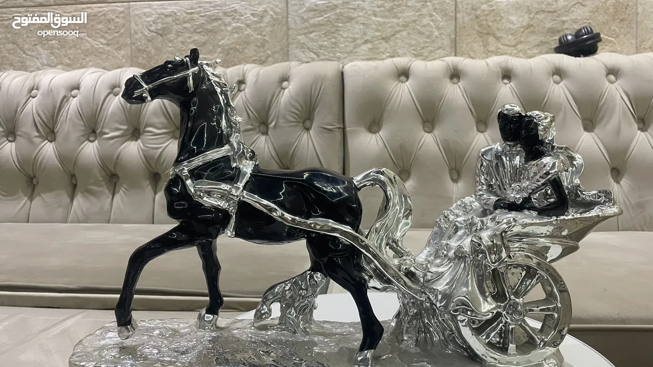 مسجم فاخر منزلي مستعمل للبيع — مجسّم فاخر لحصان وعربة كلاسيكية – قطعة ديكور أنيقة