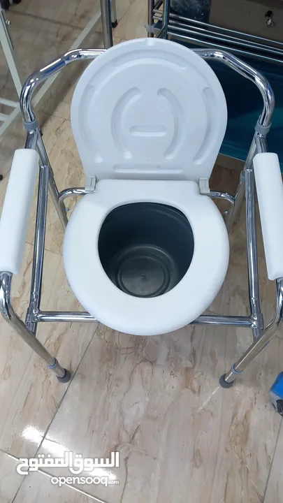 كرسي ثابت حمام طبي مقعدة طبي للاستخدام داخل الحمام و الغرف مع دلو اضافي
