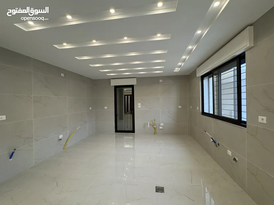 شقة طابق شبه ارضي مساحة 231م + حديقه 255م بتشطيبات مميزة - حي الصحابة - رجم عميش - رمضان للاسكان