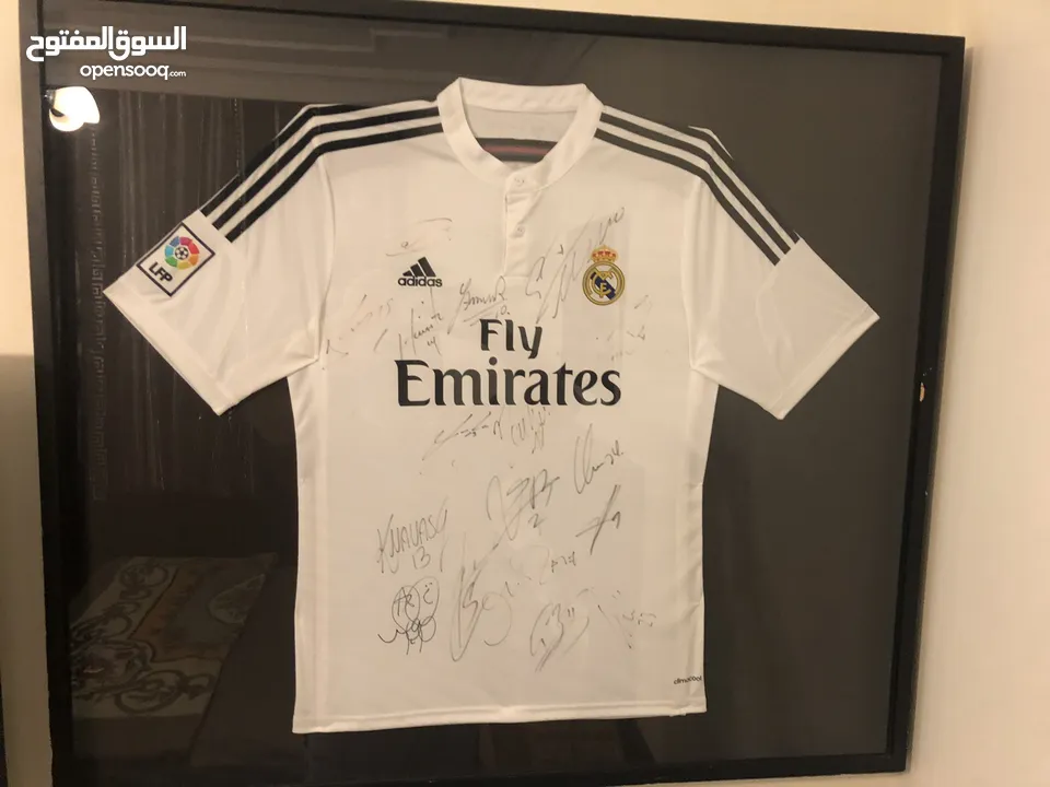قميص ريال مدريد موقع من كل 17 لاعب من فريق ريال مدريد الأساسين فى  تاريخ2018/12/22 فى دبي.