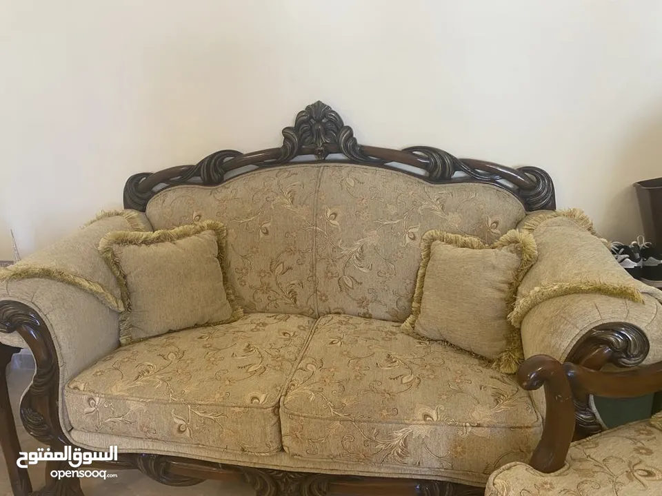 طقم كنب بحالة جيدة للبيع