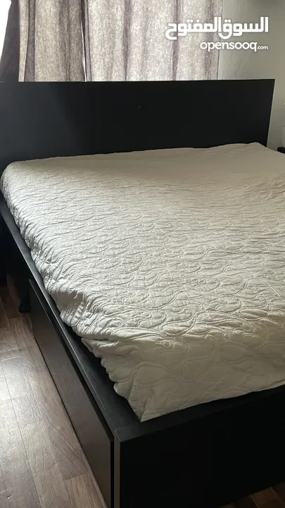 سرير حجم شخصين كبير من ايكيا معى الاسفنجه للبيع/ikea bed 2 person king size in good condition