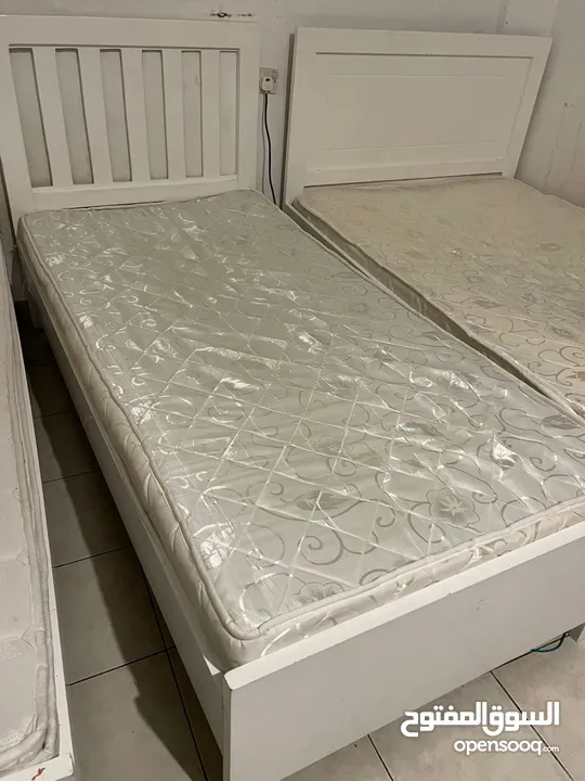 للبيع عدد 3 سرير فردي هيكل نظيف جدا مع المرتبة
