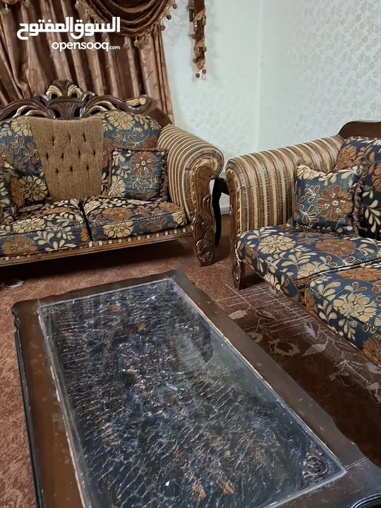 طقم كنب تفصيل للبيع 11 مقعد  نوع الخشب  زان تفصيل مع سجادة 5×4 وبرداية واسكملات عدد 3