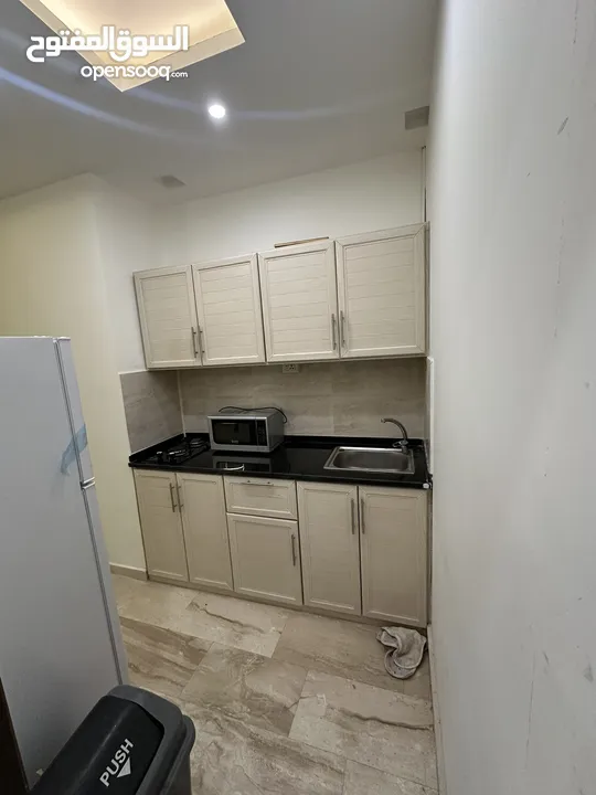 ستوديوهات جديدة 150 دينار اسبوعيا او 450 دينار شهريا في عمارة عائلات راقية