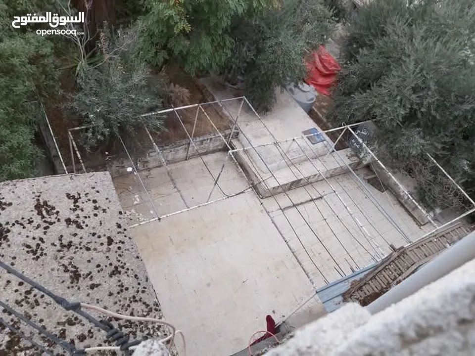 عمارة 4 طوابق للبيع في حي نزال على دونم ارض تحتوي 8 شقق وروف من المالك