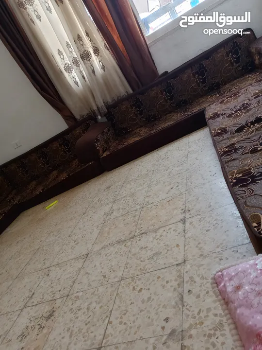 مجلس خمس فرشات وخمس مساند وخمس مراكي