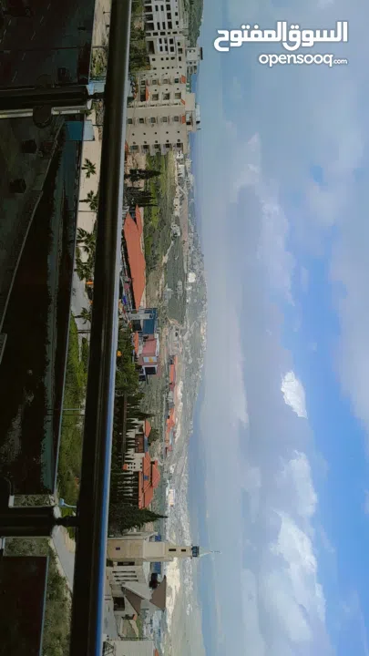 شقه بأطلاله رائعه للبيع موقع حيوي بجانب الفنادق