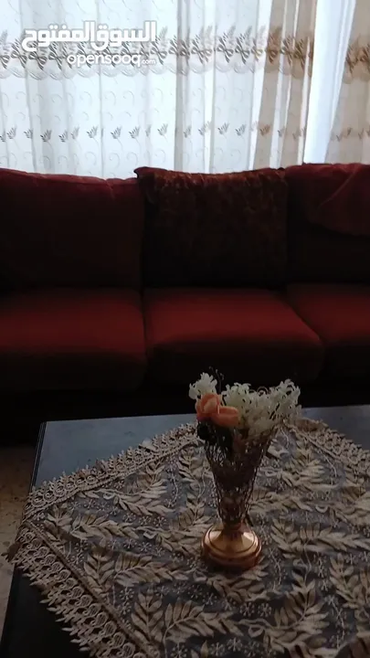 كنب وطاولة