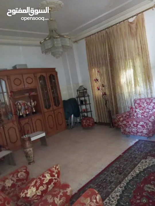 عمارة وسط السوق التجاري بين شارع السعادة وشارع الملك عبدالله
