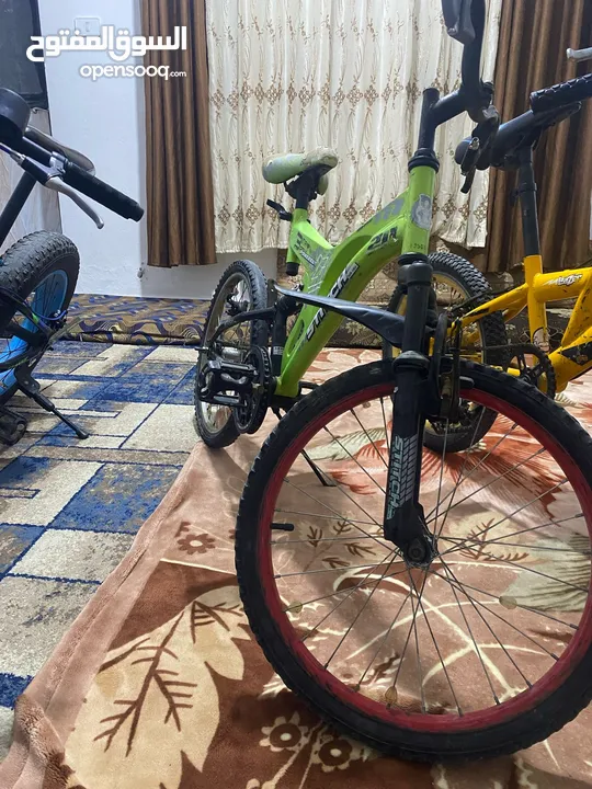 ثلاث بسكليت واحد كبير واثنين وسط بحاله ممتازه
