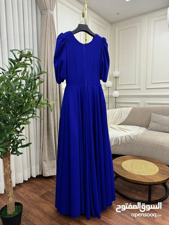 فستان سهرة نسائي متوفر باللونين الاحمر والازرق.