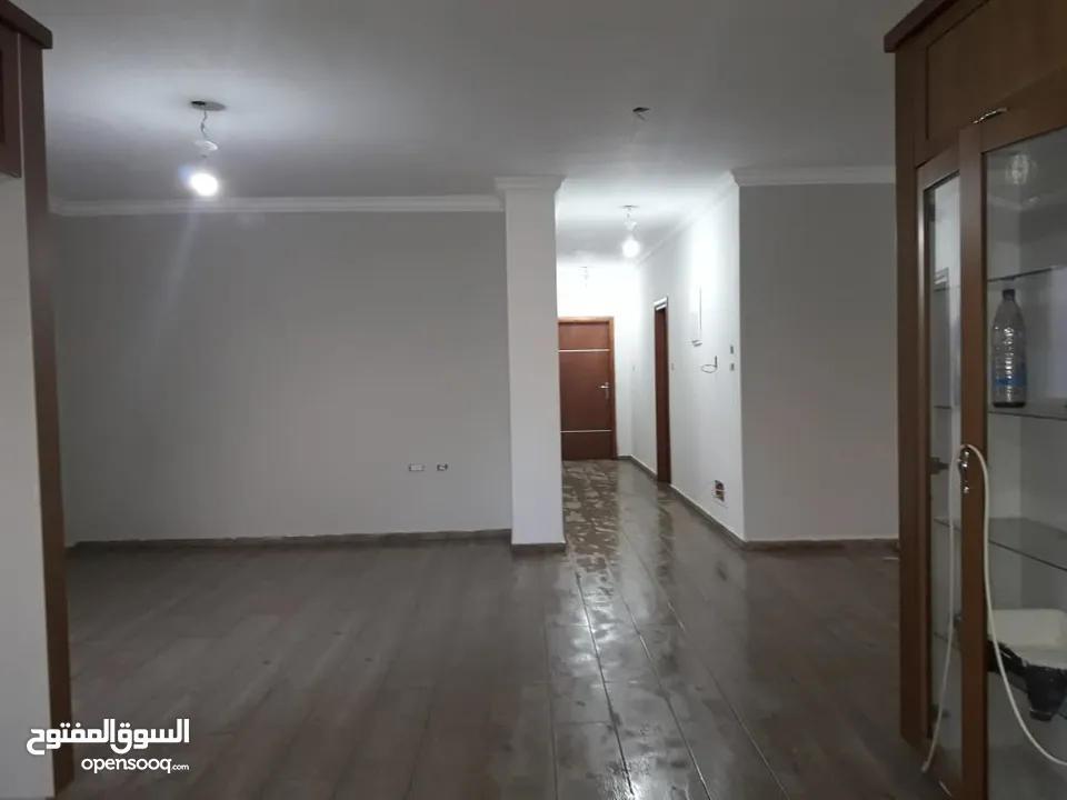 شقه للبيع جديده جاهزه للسكن في بتونيا طابق اول فوق الشارع