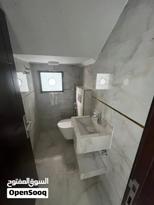 فــــيــــــــــــلا للـــــبيـــــع اول ســـــاكــــن مــــكــــونه مــن 7 غـــــرف و 10 حـــمامات