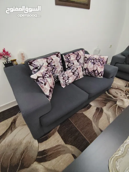 للبيع طقم كنب بحالة جيدة بسبب السفر