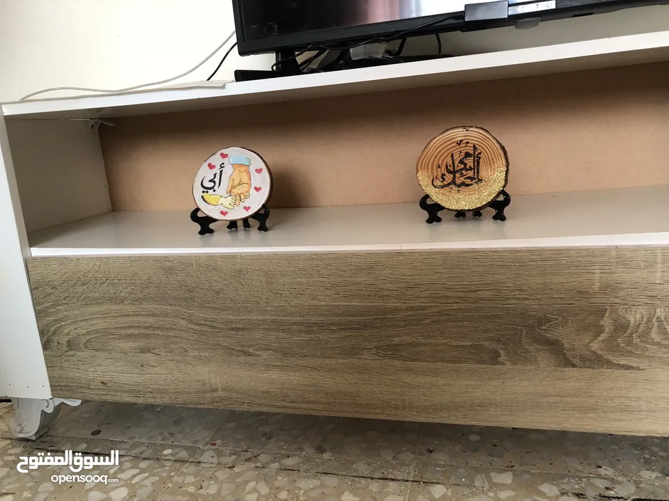طاولة صالة بالون ابيض و خشبي مع تصميم يناسب جميع الديكورات يمتاز بسهولة التنظيف و يحتوي على خزانتين