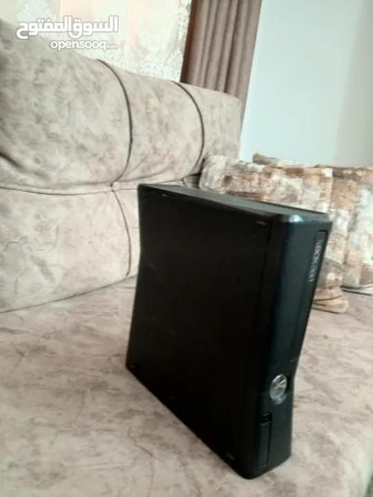 X Box 360 مستعملة 5يدات 3سود و2بيض و14سيدي  وشاحنين وبطريتين