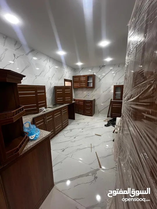 شقة واسعة و مجددة بالكامل للإيجار- الصويفية - خلف المدرسة الأمريكية - طابق ثاني . العمارة 6 شقق فقط
