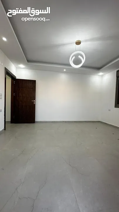 شقة جديدة طابق ارضي مدخل مستقل مع مطبخ راكب للبيع دوار صحارى قرب قصر العوادين.