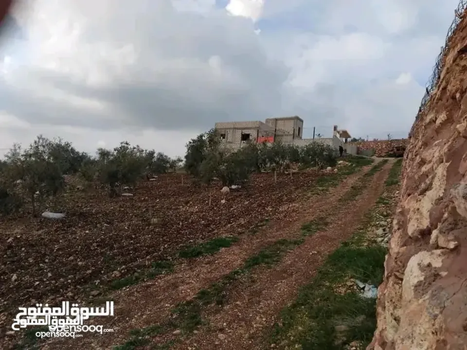 قطعة ارض مع بيت للبيع