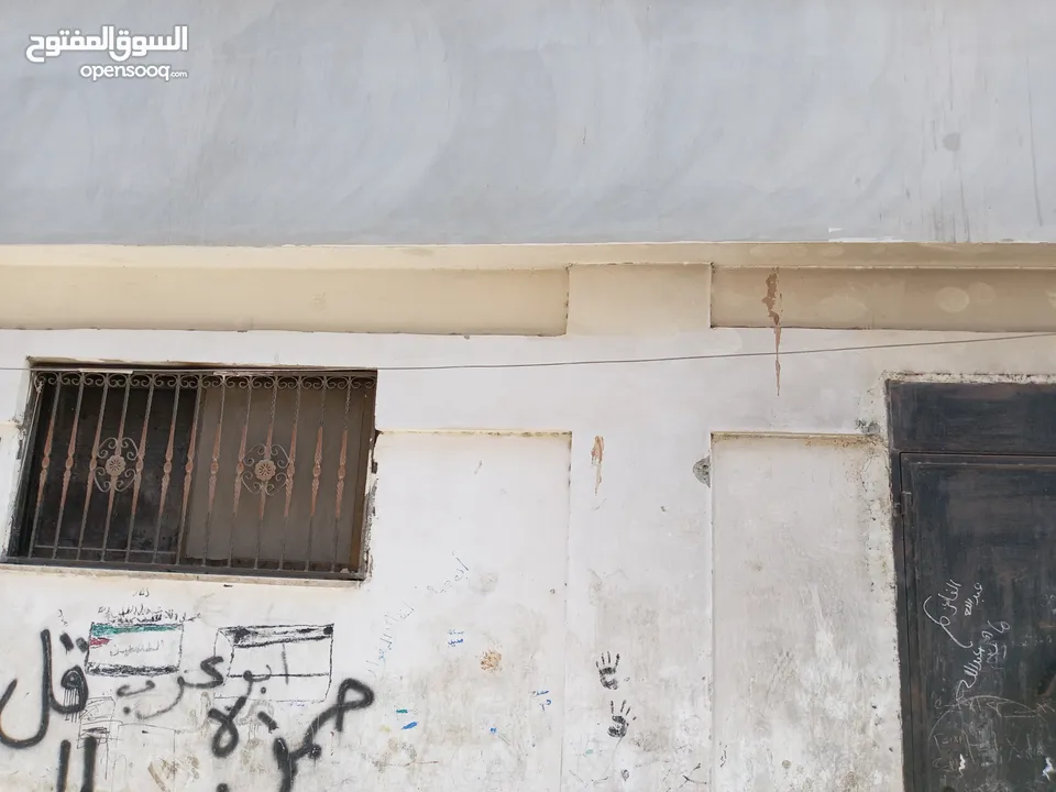 منزل مكون من طابقين مع سطح مساحة كل طابق 125 م  كل طابق مكون من 3 غرف مع صالون وحمام في مخيم عسكر