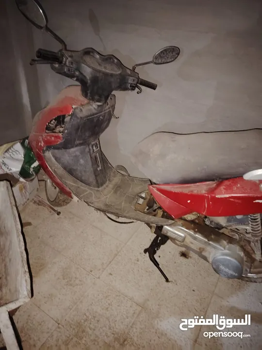 سكوتر مكنة طلقة بس بدو بطارية واقف لي 3 شهور