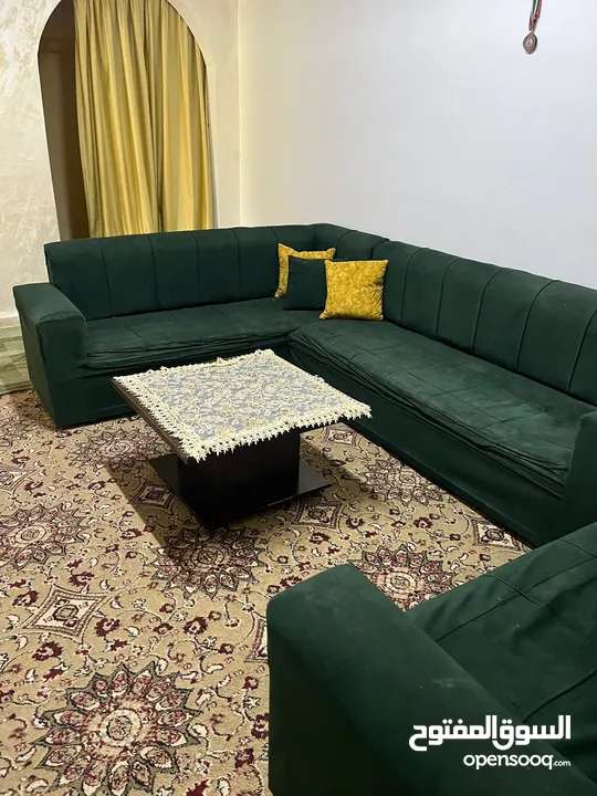 كنب وطاولة وخزانة تلفزيون ومروحة