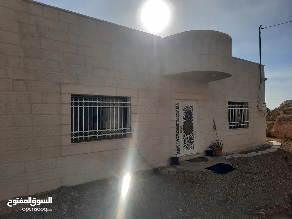 بيت مستقل وقوشان مستقل بناء حديث واجهتين حجر