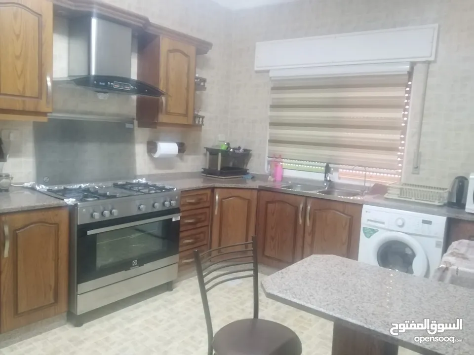 شقة للبيع طابق اول  مساحة 137م في ضاحية الامير حسن 3 غرف نوم  الشقة بحالة ممتازة وموقع مخدوم