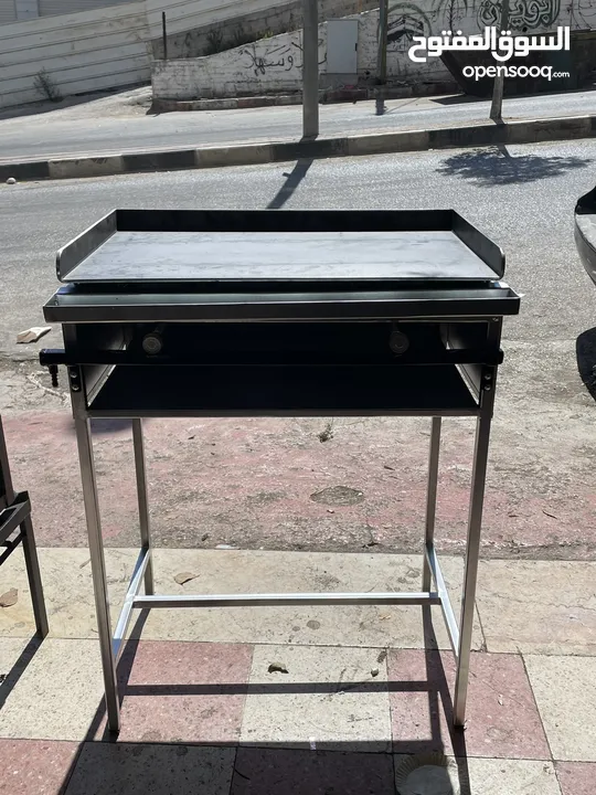 جريل شواء متين مخصص للمطاعم والاكشاك بلاطة مقاس 45*70 سمك 6 ميلي ورجلين طولهم 90 سم حتى البلاطة.