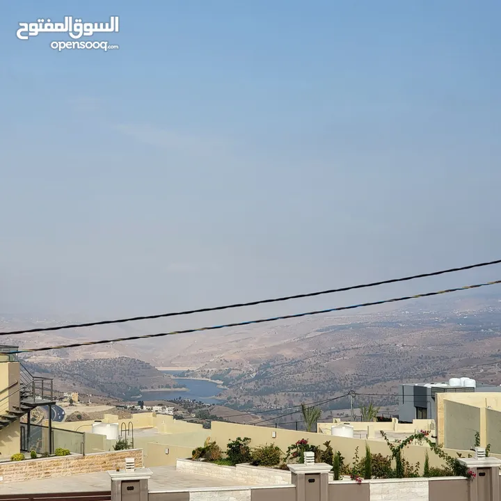 فرصة استثمارية للباحثين عن الهدوء والتميز ، شاليه مميز ضمن كومباوند وفي منطقة مطلة على سد الملك طلال