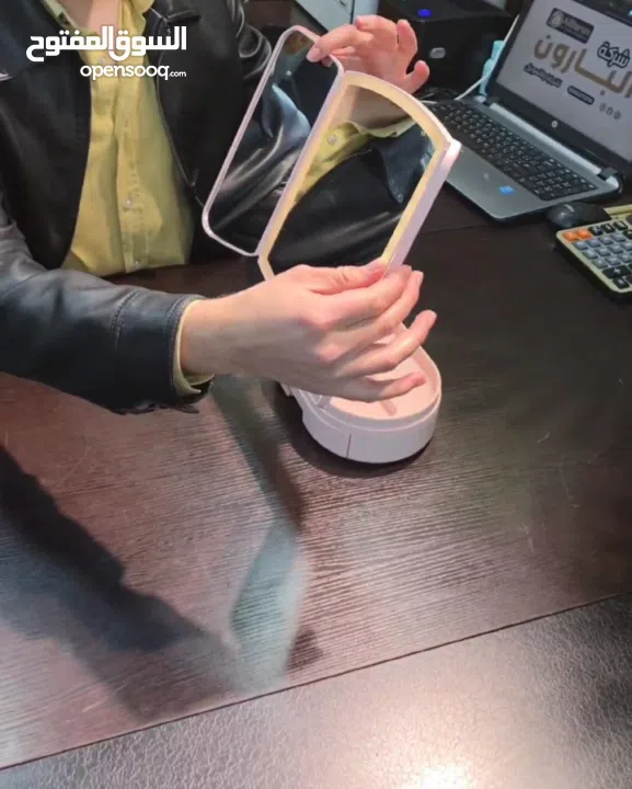 مراية مكياج ذكية بإضاءة LED  مش مكياج عادي دقّة، إضاءة، وترتيب بنفس القطعة 3 إضاءات مختلفة بتحكم .