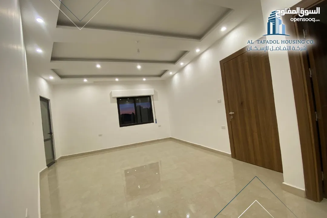 شقة سكنية ديلوكس شبه ارضي مع تراس  145متر في  حي عدن