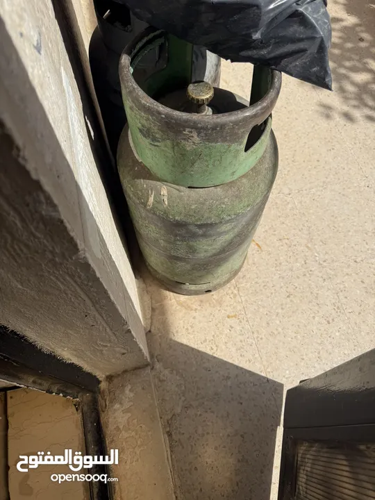 جرتين غاز جرتين غاز فاضية للبيع مع بعض او كل وحدة لحال تصلح للغاز خارجي مطبخ او صوبات غاز او كيزا غا