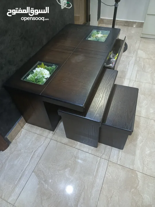 طاولة وسطية مع اربع مساعدات خشب