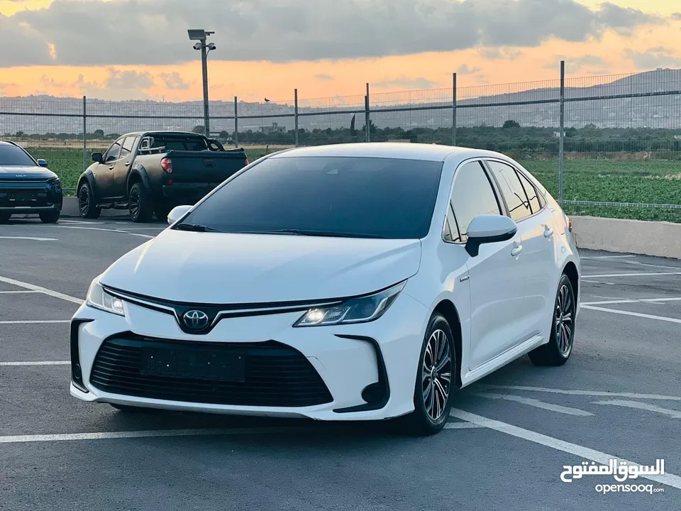 تيوتا كورولا هايبرد ترخيص 2022 فل بدون فتحة مميزة  ماتور 1800cc ( بنزين + كهرباء) 170Hp