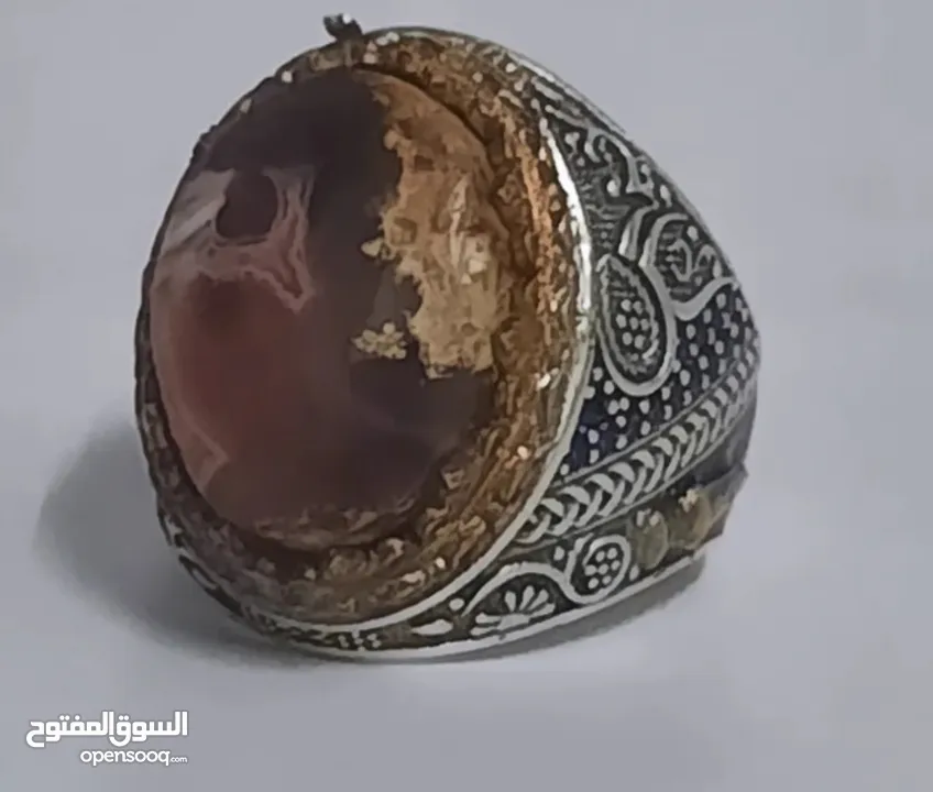 خاتم  العقيق من النوادر،مميز في النحت التقليدي،وسكت من الفضة.   .