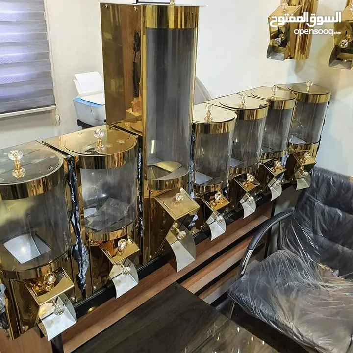 مطحنة قهوة و مطاحن للبن. لون ذهبي تركية مقفلة بالصندوق جديده مع كامل القطع  نوع loges
