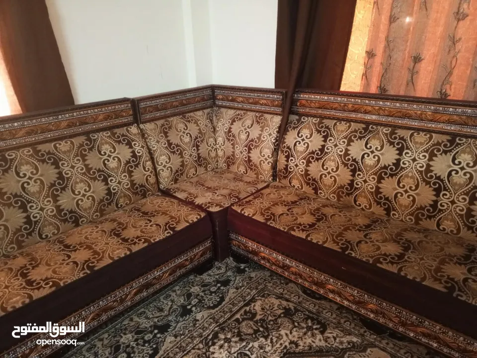 طقم كنب للبيع بسعر حرق 50 دينا من الاخر طقم بتحمل  موجود بالرصيفه  التواصل علي الرقم