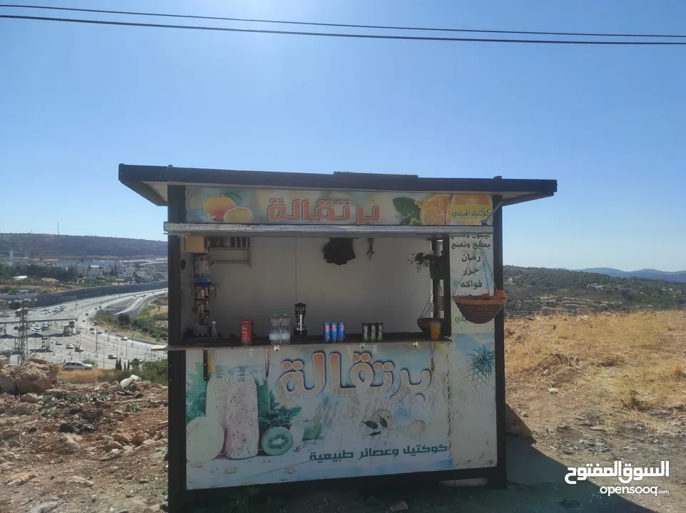 كشك للبيع وضع ممتاز جدا  جاهز للعمل  يمكن رفعه في ونش  مع غاز وعصارة برتقال