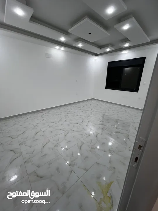 شقة للبيع منطقة الثامنة طابق روف هندسي 154 مع ترسات